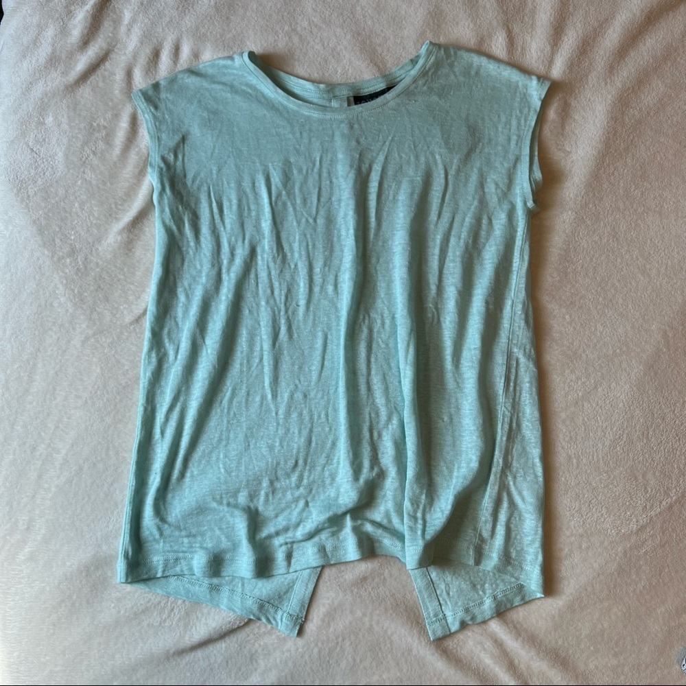 Tahari 100% Linen Button Back Sleeveless Light Blue Blouse Sheer Small Top Shirt